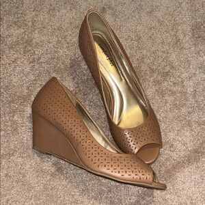 Wedges in Black with Comfortable Fit and Stylish Design